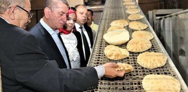 محافظ كفرالشيخ يتابع جودة إنتاج رغيف الخبز قلين