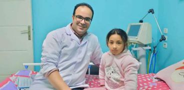 الدكتور أحمد شرابي والطفلة منة