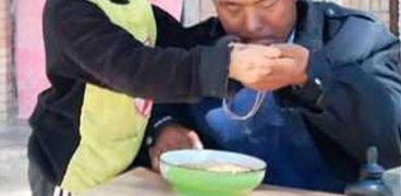 طفلة صينية تعتني بوالدها بعد تركته زوجته لأنه مشلول