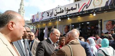 محافظ القاهرة يواصل افتتاح منافذ السلع
