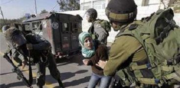 القوات الإسرائيلية تعتقل فتاة في الخليل