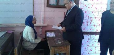 مدير تعليم الإسماعيلية يتفقد لجان الشهادة الإعدادية ويؤكد امتحان اللغة العربية في مستوى جميع الطلاب.