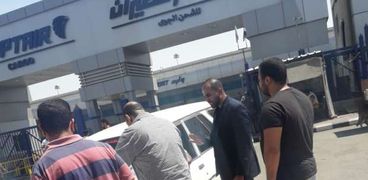 جثمان المواطن محمود علي لدى وصوله مطار القاهرة
