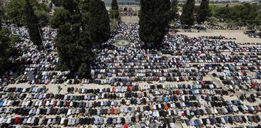 المصلون الفلسطينيون فى مجمع المسجد الأقصى فى القدس فى أول صلاة جمعة فى شهر رمضان