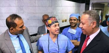 جراح بواشنطن يجري عمليات العيون لغير القادرين بالمستشفى الجامعي بأسوان