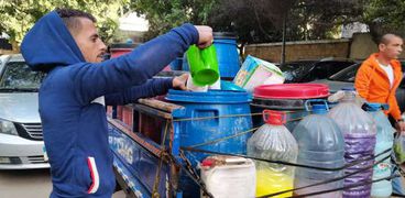 هاني عبد العظيم يجوب شوارع الدقي لبيع الصابون السائل