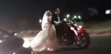 زفة عروسين على دراجة نارية