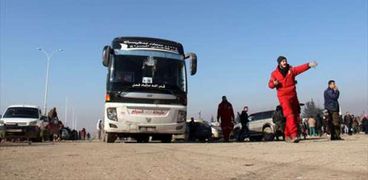 حافلات تنقل المدنيين والمقاتلين من حلب