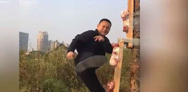 الشاب الاسيوي يكسر الأشجار