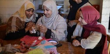 مسئولة تدريب المرأة بجهاز تعمير سيناء أثناء تعليم السيدات والفتيات