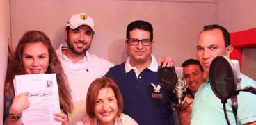 أحمد عز مع باقي أبطال مسلسله الإذاعي "تورا بورا"