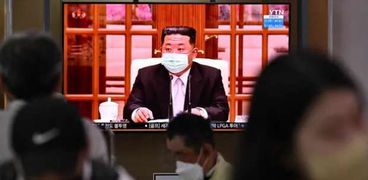 زعيم كوريا الشمالية يرتدي الكمامة خلال اجتماع