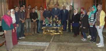 رئيس جامعة المنوفية يكرم الطلاب الفائزين في مهرجان الأسر الطلابية بجامعة قناة السويس