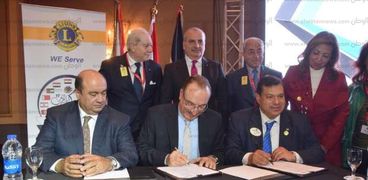 جانب من توقيع بروتوكول تعاون بين اندية الليوتز ومحافظ بني سويف