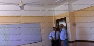 بالصور| محافظ أسوان يرفض افتتاح مدرسة لعدم جاهزيتها للعمل