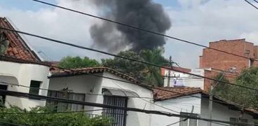 دخان يتصاعد جراء تحطم طائرة في كولومبيا