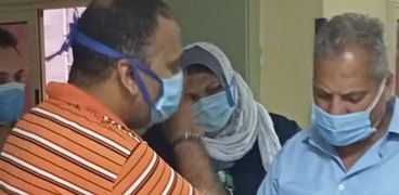 الدكتور احمد البلتاجى وكيل وزارة الصحة بمطروح خلال زيارته مستشفى الحمام وتسجيلة احتياجات المستشفى