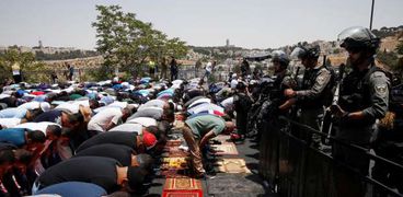 قلسطينيون يصلون في محيط الأقصى
