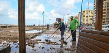 أضرار ارتفاع موج البحر على كورنيش الإسكندرية