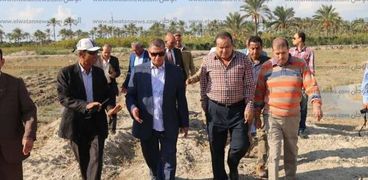 محافظ كفر الشيخ يتفقد أعمال إنشاءات مصنع فصل الرمال السوداء