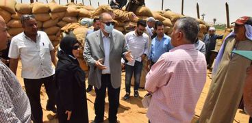محافظ اسيوط اللواء عصام سعد اثناء توريد القمح للشؤن والصوامع
