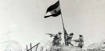 محمد العباسي يرفع العلم على أرض سيناء