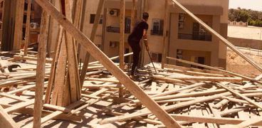 جهاز مدينة الشروق يزيل أعمال بناء مخالفة ويسترد محلين «متعدّى عليهما»