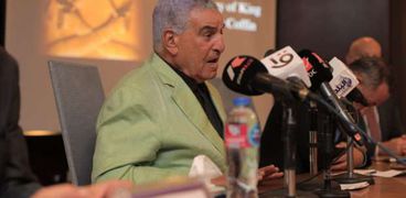 الدكتور زاهى حواس العالم الآثرى الكبير خلال المؤتمر الصحفى اليوم