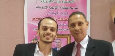 حازم ووالده محمد رشاد أثناء الاحتفال بتقاعده