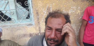 بالصور| والد «أحمد» الذي مات ضائعًا في صحراء ليبيا: «عايز جثة إبني»