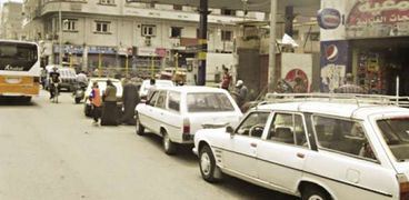 سائقو التاكسى فى أسيوط أمام إحدى محطات التموين «صورة أرشيفية»