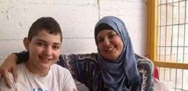 والدة أصغر أسير فلسطينى مع ابنها «شادى»