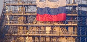 علم روسيا فوق فوق كاتدرائية مدينة "سالزبوري" البريطانية