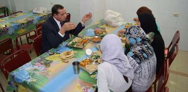 رئيس جامعة سوهاج يتناول "الغذاء" مع طالبات المدينة الجامعية