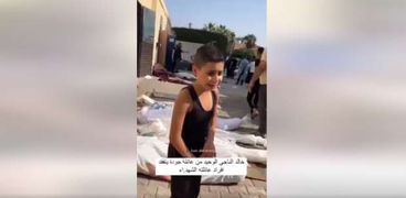 الطفل الفلسطيني خالد جودة يتفقد جثث الشهداء