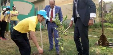 تعبيرًا عن الشكر والعرفان.. سفير تايلاند يزرع أشجارًا مثمرة بمستشفى جامعة الأزهر التخصصي