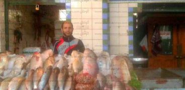 ارتفاع أسعار السمك تسبب فى عزوف المواطنين عن الشراء وتعرض أصحاب محال سوق السمك فى ساقية مكى لخسائر كبيرة