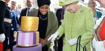شابة مسلمة تعد كعكة عيد ميلاد ملكة بريطانيا