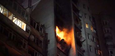 آثار من اشتعال النيران في مبنى سكني في كييف