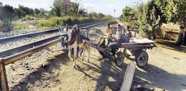 مواطنون يعبرون من مزلقانات غير شرعية بالسكة الحديد