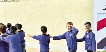 أطفال سوريون يلعبون فى فناء إحدى المدارس المصرية