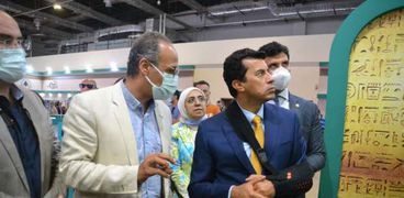 الدكتور أشرف صبحي وزير الشباب والرياضة والدكتور هيثم الحاج علي في معرض الكتاب