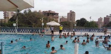 حمامات السباحة تجذب الأطفال والشباب في ثالث أيام العيد ببني سويف 