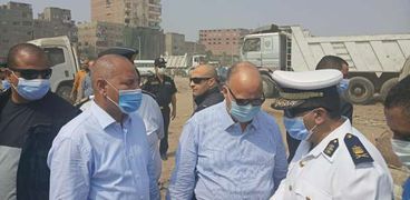 محافظ القاهرة خلال جولة