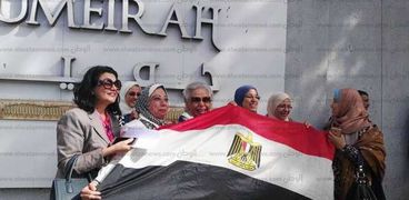 بالصور| أغاني وطنية وأعلام مصرية.. احتفالات المواطنين أمام اللجان