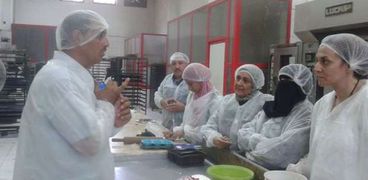 مشاركون فى دورة تدريبية لتعلم تصنيع المخبوزات ومنتجات الألبان