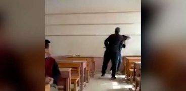 المدرس يضرب الطالب