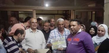حي العجوزة يكرم الموظفين المشاركين في مبادرة "حافظوا على نظافة الحي"