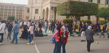 ازدحام شديد امام ابواب جامعة القاهرة قبيل الحفل الغنائي للمطرب حماقي