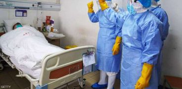أحد مصابي الفيروس يتلقى العلاج بالصين